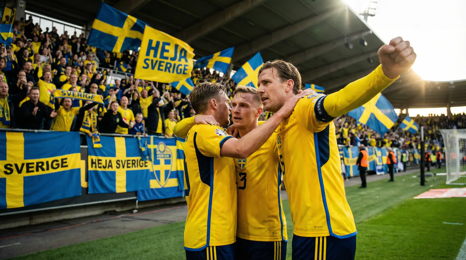 Svenska landslagsspelare i blågula tröjor firar ett mål framför jublande fans